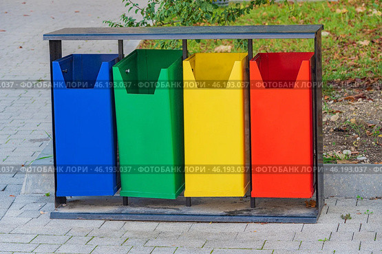 Разноцветные контейнеры для мусора. Multicolored trash containers. Стоковое фото, фотограф Татьяна Д / Фотобанк Лори