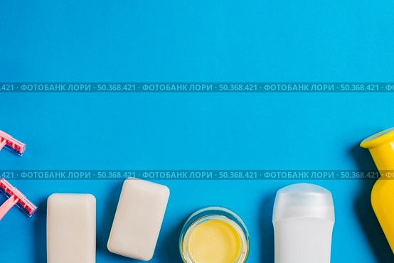 razor soap moisturizer shampoo bottles blue background. Стоковое фото, агентство Ingram Publishing / Фотобанк Лори