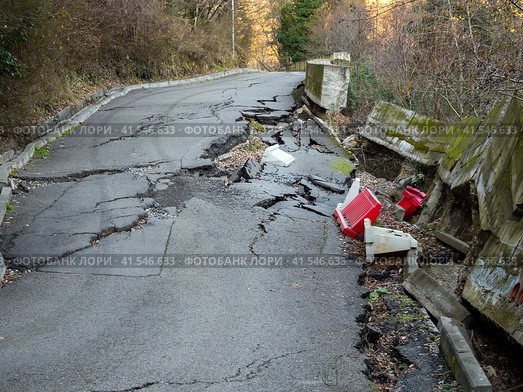 Разрушенная в результате оползня дорога в горах. Стоковое фото, фотограф Вячеслав Палес / Фотобанк Лори