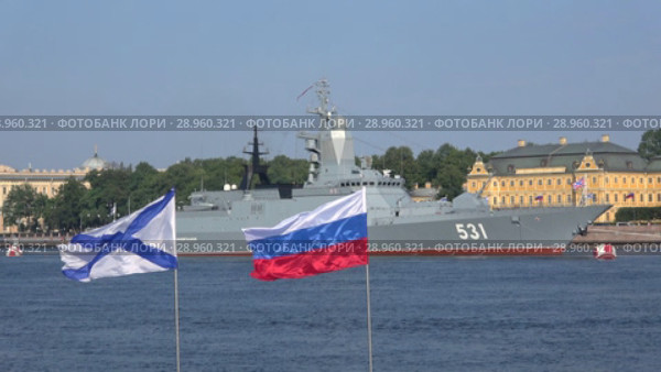 Развевающиеся российский и Андреевский флаги на фоне корвета "Сообразительный". День ВМФ в Санкт-Петербурге (2018 год). Редакционное видео, видеограф Виктор Карасев / Фотобанк Лори