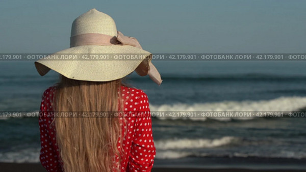 Rear view of unrecognizable woman in red dress standing on beach, relaxation on background of ocean. Стоковое видео, видеограф А. А. Пирагис / Фотобанк Лори