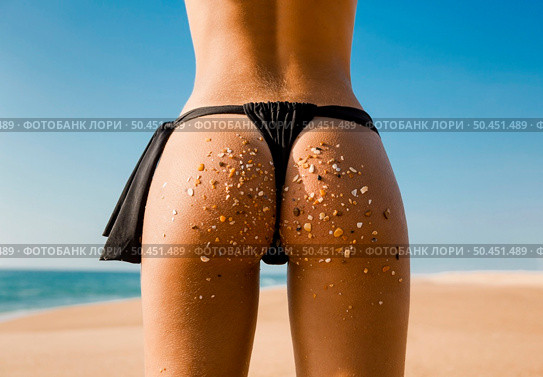 Rearview of a hot woman in bikini . Стоковое фото, агентство Ingram Publishing / Фотобанк Лори