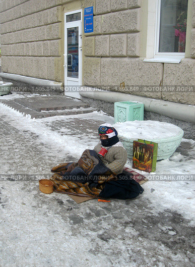 Ребенок собирает милостыню (2010 год). Редакционное фото, фотограф Людмила Банникова / Фотобанк Лори