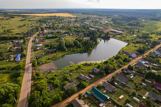 Речка Талый Ключ в Богородском и пруд на ней. Вид сверху (2024 год). Стоковое фото, фотограф Владислав Самошкин / Фотобанк Лори
