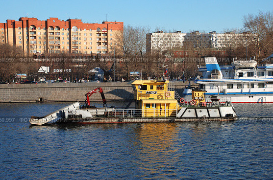 "Речной дворник". Теплоход МС-3 плывет по Москве-реке (2009 год). Редакционное фото, фотограф lana1501 / Фотобанк Лори