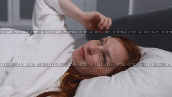 red haired middle aged woman trying to sleep, insomnia and sleep problems, stress at work. Стоковое видео, видеограф Арзюков Вадим Николаевич / Фотобанк Лори