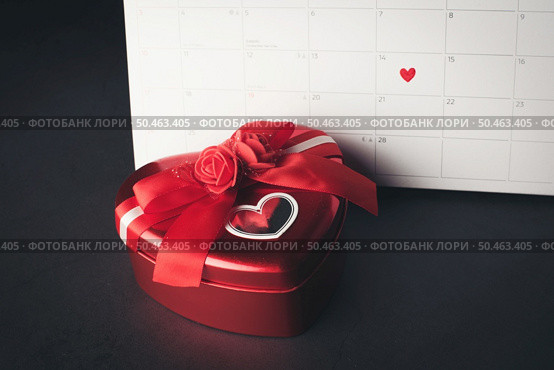 Red Heart in February 14 on the calendar with Heart shaped gift box, Valentine’s day concept. Стоковое фото, агентство Ingram Publishing / Фотобанк Лори