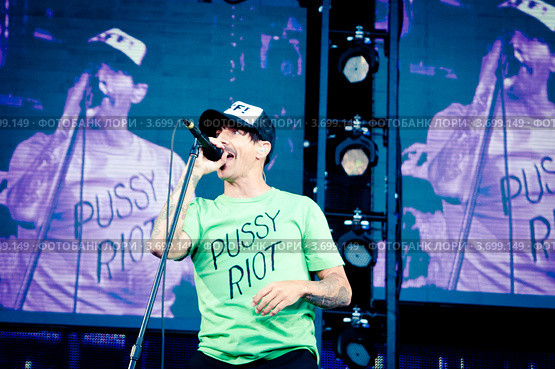 Red Hot Chili Peppers. Энтони Кидис (Anthony Kiedis) в футболке с надписью "pussy riot" (2012 год). Редакционное фото, фотограф Ольга Визави / Фотобанк Лори