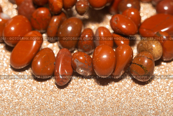 Red jasper irregular beads (2021 год). Редакционное фото, фотограф Анна Павлова / Фотобанк Лори