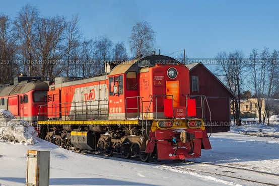 Red shunting locomotive (2021 год). Редакционное фото, фотограф Юлия Бабкина / Фотобанк Лори
