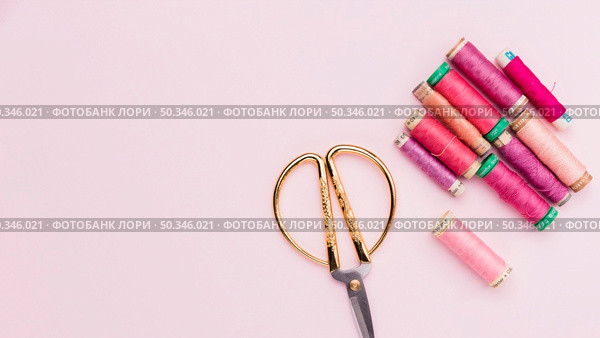 reels warm colors yarn. Стоковое фото, агентство Ingram Publishing / Фотобанк Лори