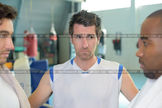 Referee in between two boxers psyching eachother out. Стоковое фото, агентство Ingram Publishing / Фотобанк Лори