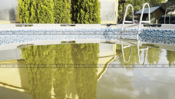 Reflection in the pool water of the facade of a country house and cypresses. Life in the country. Стоковое видео, видеограф Ярославский Максим / Фотобанк Лори