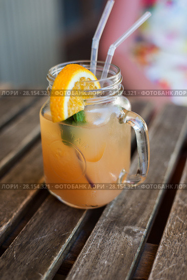 Refreshing fruit cocktail with a tube in a glass (2017 год). Редакционное фото, фотограф Андрей Пятницкий / Фотобанк Лори