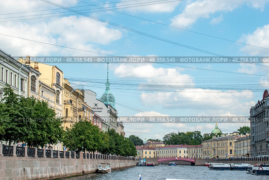 Река Мойка, впереди Красный мост, по нему проходит улица Гороховая в центре города Санкт-Петербурга (2020 год). Стоковое фото, фотограф Жигалов Евгений Павлович / Фотобанк Лори