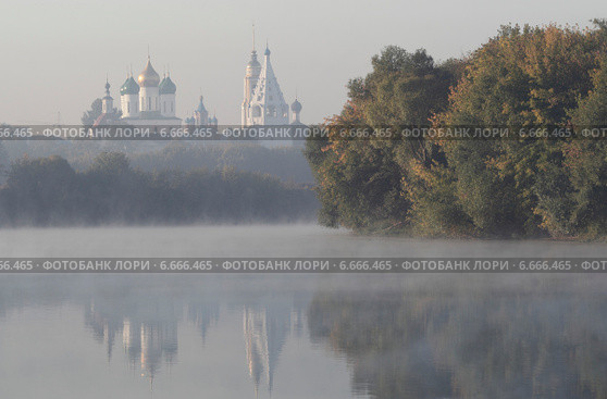 Река Москва и Коломенский кремль утром в осенний туман (2014 год). Стоковое фото, фотограф Дмитрий Неумоин / Фотобанк Лори