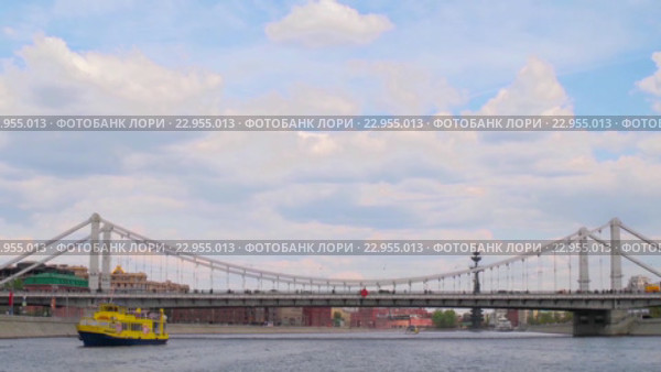 Река Москва, Крымский мост и Фрунзенская набережная (2016 год). Стоковое видео, видеограф Parmenov Pavel / Фотобанк Лори