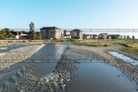 Река Мзымта. Адлер, Сочи, Краснодарский Край (2017 год). Редакционное фото, фотограф Александр Щепин / Фотобанк Лори