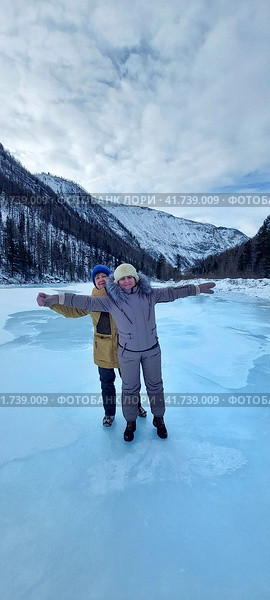 Река подо льдом.Горный пейзаж.Две женщины. Стоковое фото, фотограф Галина Беляева / Фотобанк Лори