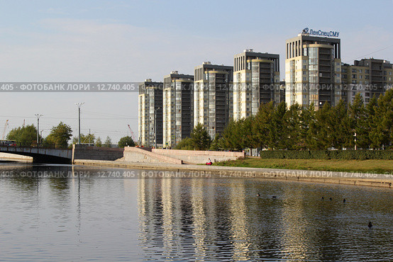 Река Смоленка. Улица Кораблестроителей.Санкт-Петербург (2015 год). Редакционное фото, фотограф Анна Зеленская / Фотобанк Лори