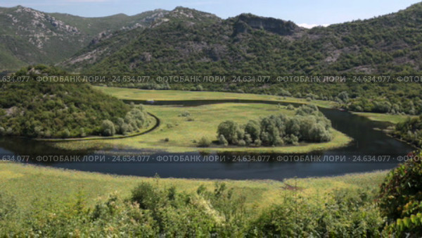 Река Црноевича. Русло изгибает холм в горах. Черногория (2016 год). Стоковое видео, видеограф Кекяляйнен Андрей / Фотобанк Лори