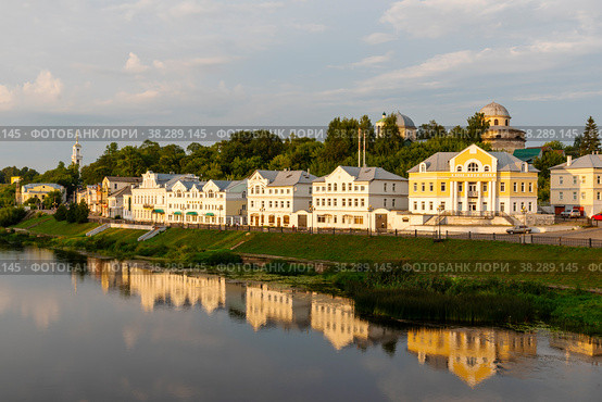 Река Тверца. Тверецкая набережная. Торжок (2021 год). Редакционное фото, фотограф Александр Щепин / Фотобанк Лори