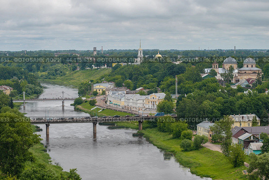 Река Тверца в городском пейзаже облачным июльским днем. Торжок (2017 год). Стоковое фото, фотограф Виктор Карасев / Фотобанк Лори