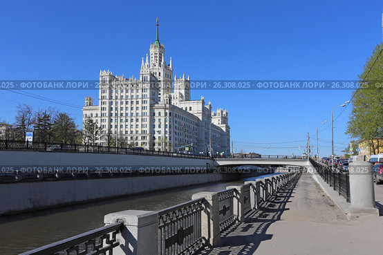 Река Яуза и высотка на Котельнической набережной. Город Москва (2017 год). Редакционное фото, фотограф Алексей Гусев / Фотобанк Лори