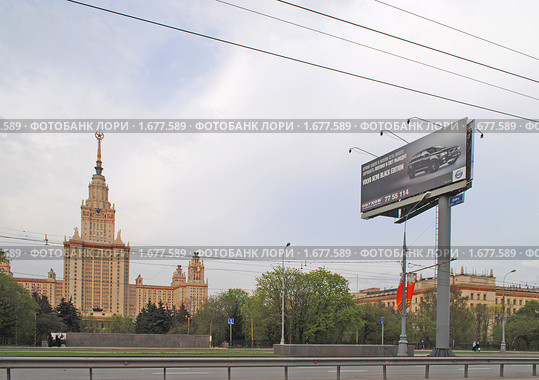 Рекламный щит около университета (2010 год). Редакционное фото, фотограф Татьяна Юни / Фотобанк Лори
