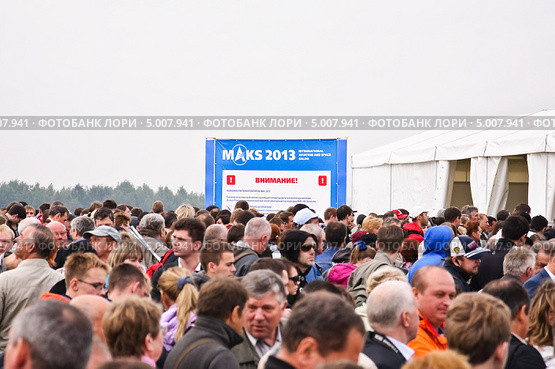 Рекламный щит в толпе людей около входа на МАКС-2013. Редакционное фото, фотограф Алёшина Оксана / Фотобанк Лори