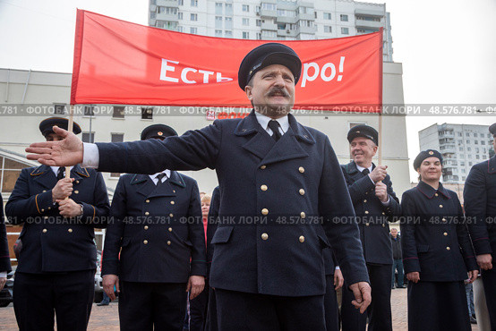 Реконструкторы в одежде сотрудников метро 1935 года у станции "Сокольники", где проходит историческая реконструкция открытия метро в рамках празднования 90-летия Московского метрополитена в городе Москве, Россия. Редакционное фото, фотограф Николай Винокуров / Фотобанк Лори