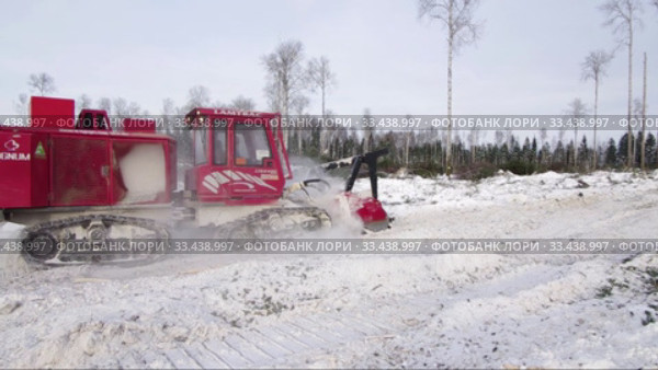 Рекультивация участка нефтедобычи. Мульчер Lamtrac LTR8400 в работе. Мульчирование вырубки. Reclamation of an oil production site. Lamtrac mulcher LTR8400 at work. Mulching the felling. (2020 год). Редакционное видео, видеограф Евгений Романов / Фотобанк Лори