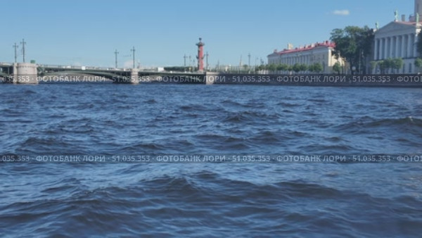 Relaxing view of water under a clear sky near the historic buildings of St. Petersburg - - St. Petersburg, Russia, July 16, 2025. Редакционное видео, видеограф Наталия Попова / Фотобанк Лори