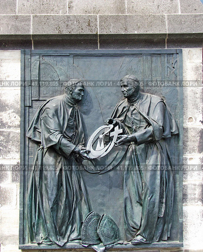 Рельеф в честь встречи папы  Ioannes Paulus PP. II и кардинала Joseph Alois Ratzinger в Кельне (2013 год). Редакционное фото, фотограф Сергей Балдин / Фотобанк Лори