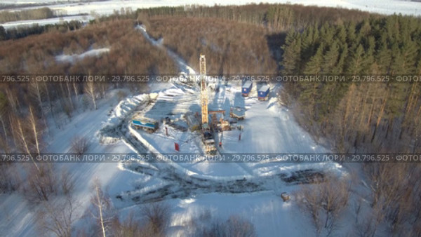 Ремонт нефтяной скважины зимой. Вид с воздуха. Oil well repair in winter. Aerial view. Стоковое видео, видеограф Евгений Романов / Фотобанк Лори