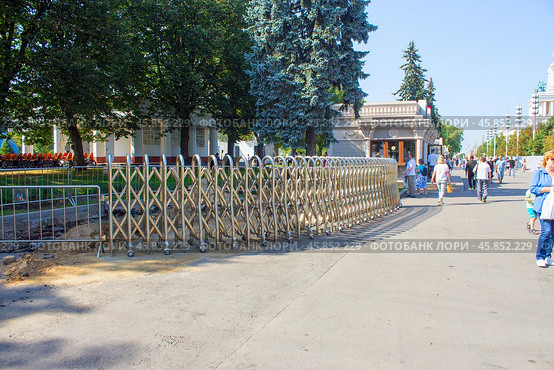 Ремонт теплотрассы на ВДНХ огражден забором (2024 год). Редакционное фото, фотограф Роман Лукьянов / Фотобанк Лори