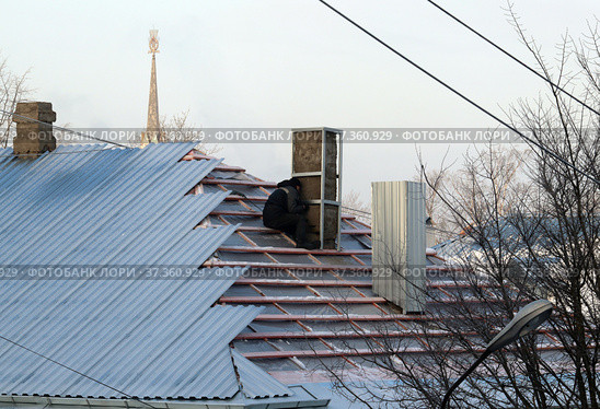 Ремонт трубы на крыше многоквартирного дома (2021 год). Редакционное фото, фотограф EgleKa / Фотобанк Лори
