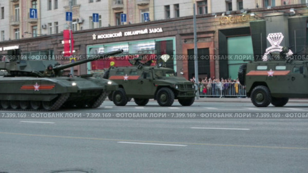 Репетиция парада в честь Дня Победы в Москве. Сбор военной техники на Тверской улице для прохождения по Красной площади. Т-14 (Объект 148) - перспективный российский основной танк на гусеничной платформе "Армата" (2015 год). Редакционное видео, видеограф Игорь Долгов / Фотобанк Лори