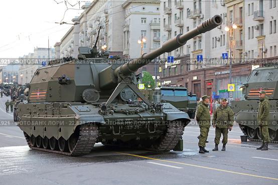 Репетиция парада в честь Дня Победы в Москве. Сбор военной техники на Тверской улице для прохождения по Красной площади. 2С35 Коалиция-СВ - российская 152-мм самоходная гаубица бригадного звена (2016 год). Редакционное фото, фотограф Игорь Долгов / Фотобанк Лори