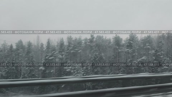 Решетчатые опоры на линии электропередачи на трассе в Череповце (2022 год). Стоковое видео, видеограф Nanaccept / Фотобанк Лори