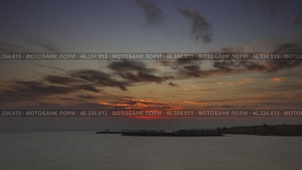 Resort beach with parasol and sea sunrise. Стоковое видео, видеограф Михаил Коханчиков / Фотобанк Лори