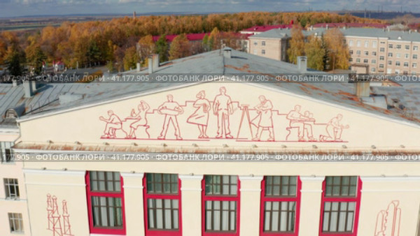 Республика Башкортостан, город Уфа осенью: главный корпус Уфимского государственного нефтяного технического университета (УГНТУ). Вид с воздуха. Republic of Bashkortostan, Ufa city in autumn: the main building of the Ufa State Petroleum Technical University (USNTU). Aerial view. Стоковое видео, видеограф Евгений Романов / Фотобанк Лори