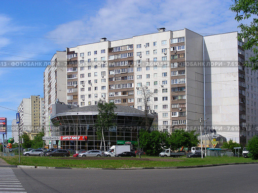 Ресторан Burger King. Московская обл., Королев г., просп. Космонавтов, 23а, ТЦ Луноход. На заднем плане : четырнадцатиэтажный двухподъездный панельный жилой дом серии П-30 (просп. Космонавтов, 23/37) (2015 год). Редакционное фото, фотограф lana1501 / Фотобанк Лори