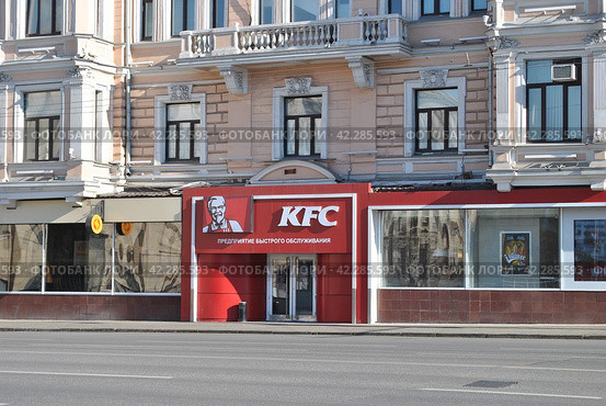 Ресторан быстрого обслуживания «KFC». Бывший доходный дом Хомяковых, 1899 года постройки. 1-я Тверская-Ямская улица, 2. Город Москва (2013 год). Редакционное фото, фотограф lana1501 / Фотобанк Лори
