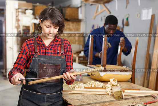 Restorers working with wooden furniture. Стоковое фото, фотограф Яков Филимонов / Фотобанк Лори