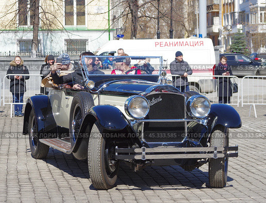 Ретро-автомобиль Packard 443 Custom Eight Roadster. Автобаттл «Ревущие 20-е». Екатеринбург, площадь 1905 года. (2019 год). Редакционное фото, фотограф Алексей Иванов / Фотобанк Лори