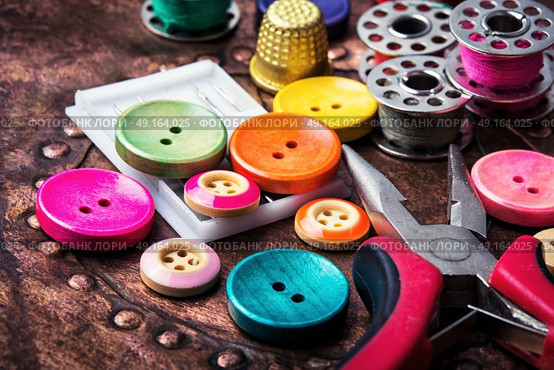 Retro buttons and threads. Domestic collection of colourful sewing retro buttons and threads. Стоковое фото, агентство Ingram Publishing / Фотобанк Лори
