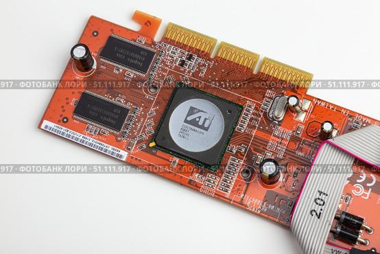 Ретро видеокарта AGP на чипе ATI Radeon 9250. Редакционное фото, фотограф Станислав Кноп / Фотобанк Лори