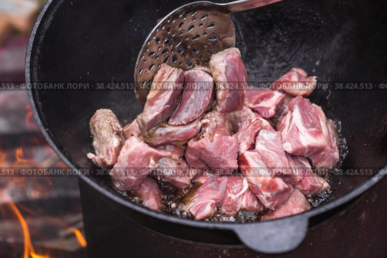 Рецепт приготовления картофеля с мясом и овощами в казане на природе. Приготовление еды. Кулинарные рецепты. Пошаговая фото инструкция по приготовлению. Стоковое фото, фотограф Photojuli / Фотобанк Лори