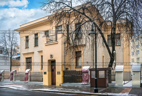 Резиденция посла Кореи (особняк Беляева) на Спиридоновке в Москве (2021 год). Стоковое фото, фотограф Baturina Yuliya / Фотобанк Лори